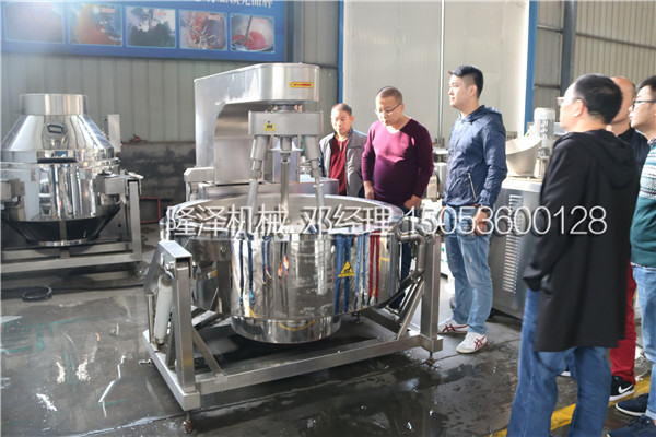歡迎丹東客戶來廠實地考察大型炒菜機并現場試驗
